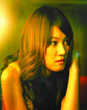 เอ็มมี่ - มัฒธณิตาศ์ เศวตวิธยะธาดากุล