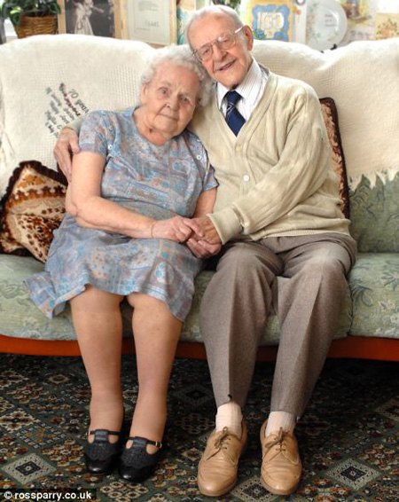 รัลฟ์ ทาร์แรนท์ ทวดวัย 107 ปี และภรรยา  ฟิลลิส วัย 101 ปี ถือเป็น คู่แต่งงานอายุมากที่สุดในโลก 