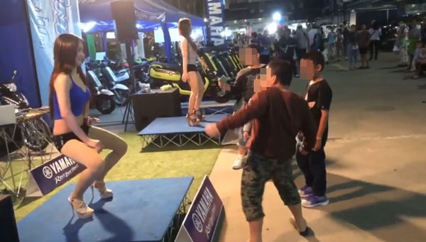 พริตตี้สายเลื้อย เจอแก๊งเด็กสายย่อ พริตตี้สายเลื้อย เจอแก๊งเด็กสายย่อ
