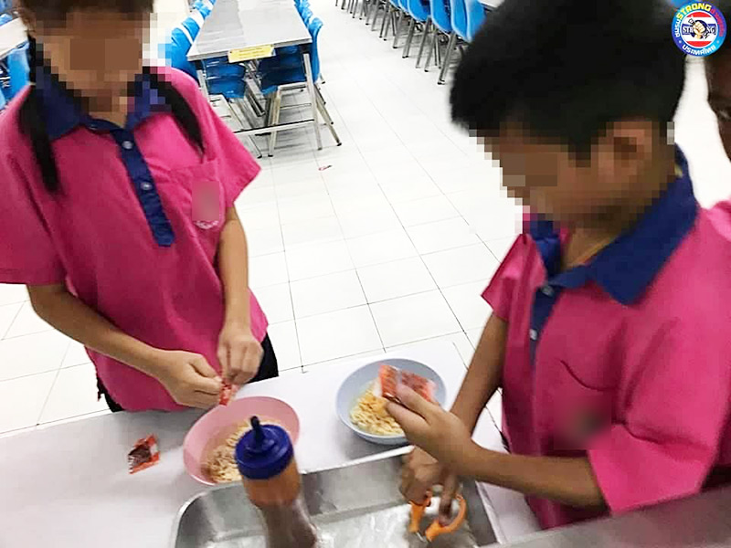 ข่าวโรงเรียนให้นักเรียนกินแต่บะหมี่กึ่งสำเร็จรูป ข่าวโรงเรียนให้นักเรียนกินแต่บะหมี่กึ่งสำเร็จรูป
