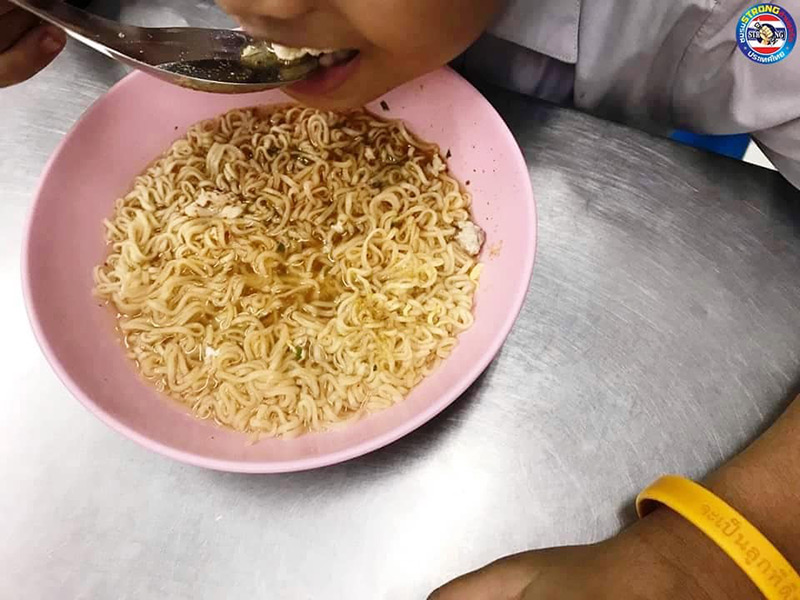 ข่าวโรงเรียนให้นักเรียนกินแต่บะหมี่กึ่งสำเร็จรูป ข่าวโรงเรียนให้นักเรียนกินแต่บะหมี่กึ่งสำเร็จรูป