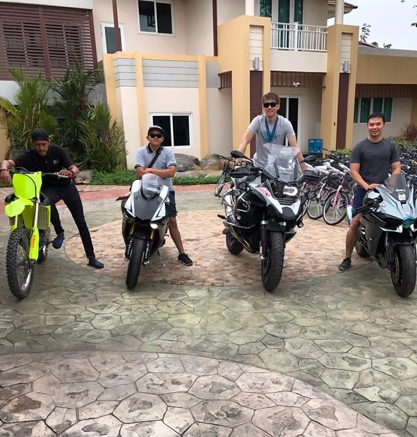 คลิปเบนซ์ เรซซิ่ง บิดเกือบ 300 เจอจับผิด ดูไบหรือดอนเมือง คลิปเบนซ์ เรซซิ่ง บิดเกือบ 300 เจอจับผิด ดูไบหรือดอนเมือง