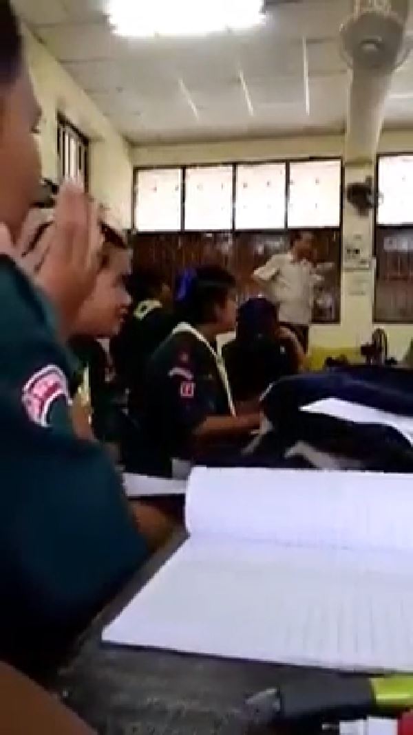 คลิปครูฟาดก้นเด็กนักเรียนหญิง คลิปครูฟาดก้นเด็กนักเรียนหญิง