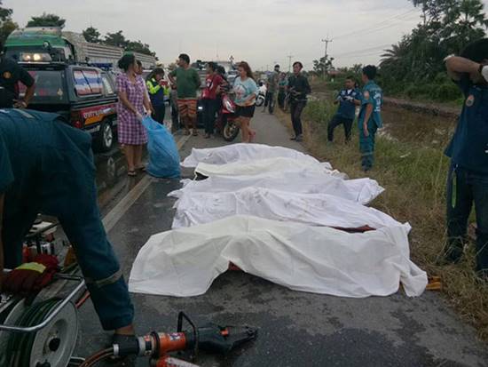 รถตู้ชนรถสิบล้อ รถตู้ชนรถสิบล้อ