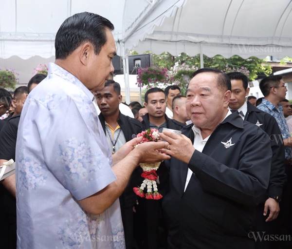 ประยุทธ์ รดน้ำสงกรานต์ขอพร บิ๊กป้อม ประยุทธ์ รดน้ำสงกรานต์ขอพร บิ๊กป้อม
