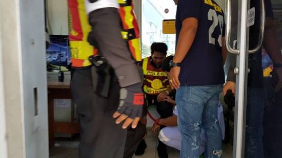 นักศึกษาซิ่งเก๋งชนตำรวจเจ็บ หลังถูกเรียกตรวจขับรถผิดเลน - พบประวัติป่วยจิต นักศึกษาซิ่งเก๋งชนตำรวจเจ็บ หลังถูกเรียกตรวจขับรถผิดเลน - พบประวัติป่วยจิต