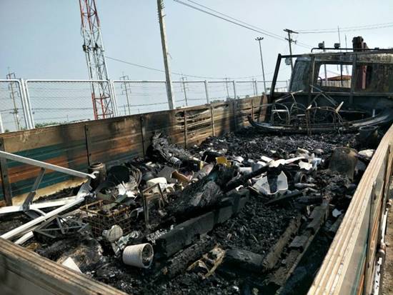 ไฟไหม้รถบรรทุกเฟอร์นิเจอร์ ไฟไหม้รถบรรทุกเฟอร์นิเจอร์