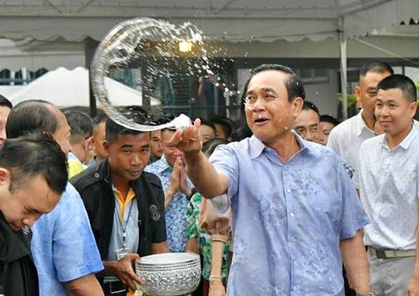 ประยุทธ์ รดน้ำสงกรานต์ขอพร บิ๊กป้อม ประยุทธ์ รดน้ำสงกรานต์ขอพร บิ๊กป้อม