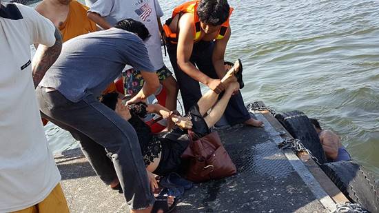 คนทำดีแชร์วนไป หนุ่มกระโดดแม่น้ำเจ้าพระยาช่วยคนแก่พลัดตกโป๊ะเรือ !! คนทำดีแชร์วนไป หนุ่มกระโดดแม่น้ำเจ้าพระยาช่วยคนแก่พลัดตกโป๊ะเรือ !!