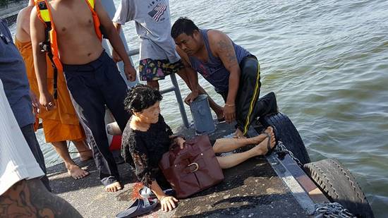 คนทำดีแชร์วนไป หนุ่มกระโดดแม่น้ำเจ้าพระยาช่วยคนแก่พลัดตกโป๊ะเรือ !! คนทำดีแชร์วนไป หนุ่มกระโดดแม่น้ำเจ้าพระยาช่วยคนแก่พลัดตกโป๊ะเรือ !!
