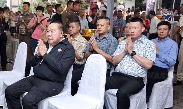 ประยุทธ์ รดน้ำสงกรานต์ขอพร บิ๊กป้อม ประยุทธ์ รดน้ำสงกรานต์ขอพร บิ๊กป้อม