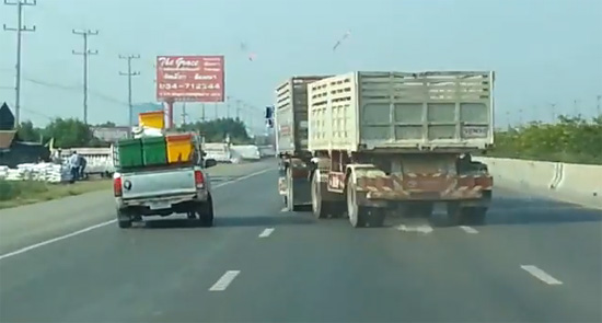 สิบล้อจอมตบ ชาวเน็ตแชร์คลิปสิบล้อปาดหน้ารถกระบะ เบียดตกถนน สิบล้อจอมตบ ชาวเน็ตแชร์คลิปสิบล้อปาดหน้ารถกระบะ เบียดตกถนน